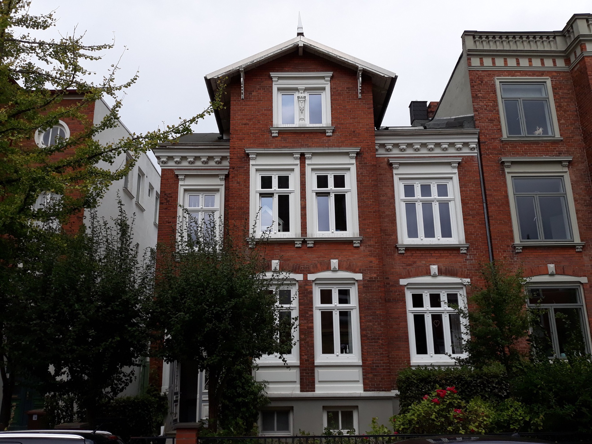 Historischer Lübecker Backsteinbau mit weißen Fenstern