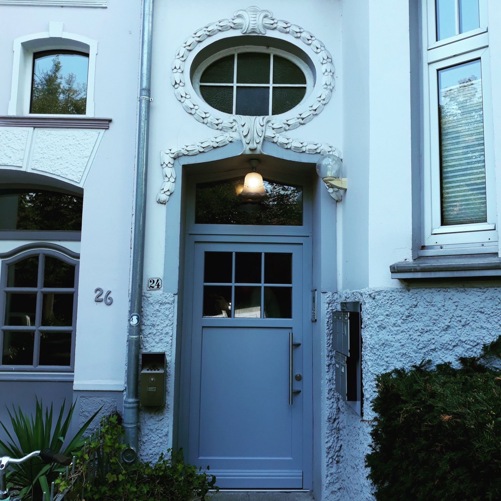 Historischer Hauseingang mit blauer Haustür